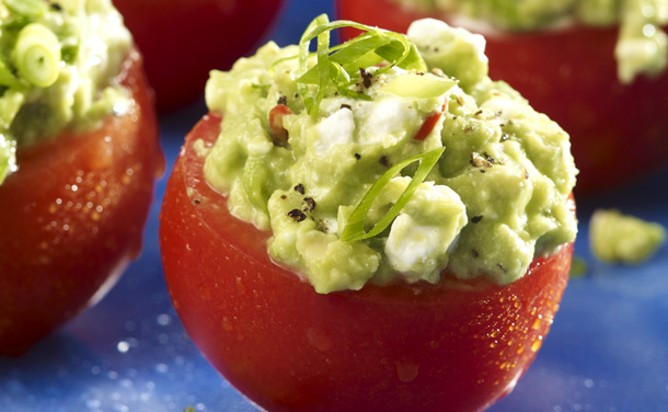 Tomates rellenos de aguacate y queso fresco Tomates rellenos de aguacate y queso fresco