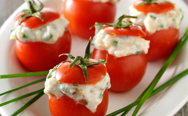 Tomates 'cherry' rellenos de queso cremoso y anchoas Tomates 'cherry' rellenos de queso cremoso y anchoas