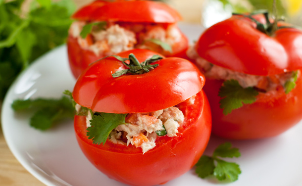 Tomates rellenos de ensaladilla de atún Tomates rellenos de ensaladilla de atún