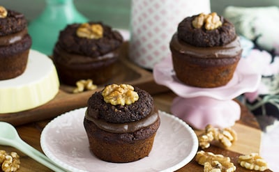 'Muffins' de chocolate con 'cookies' de nueces
