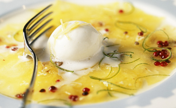 'Carpaccio' de piña con helado de limón 'Carpaccio' de piña con helado de limón