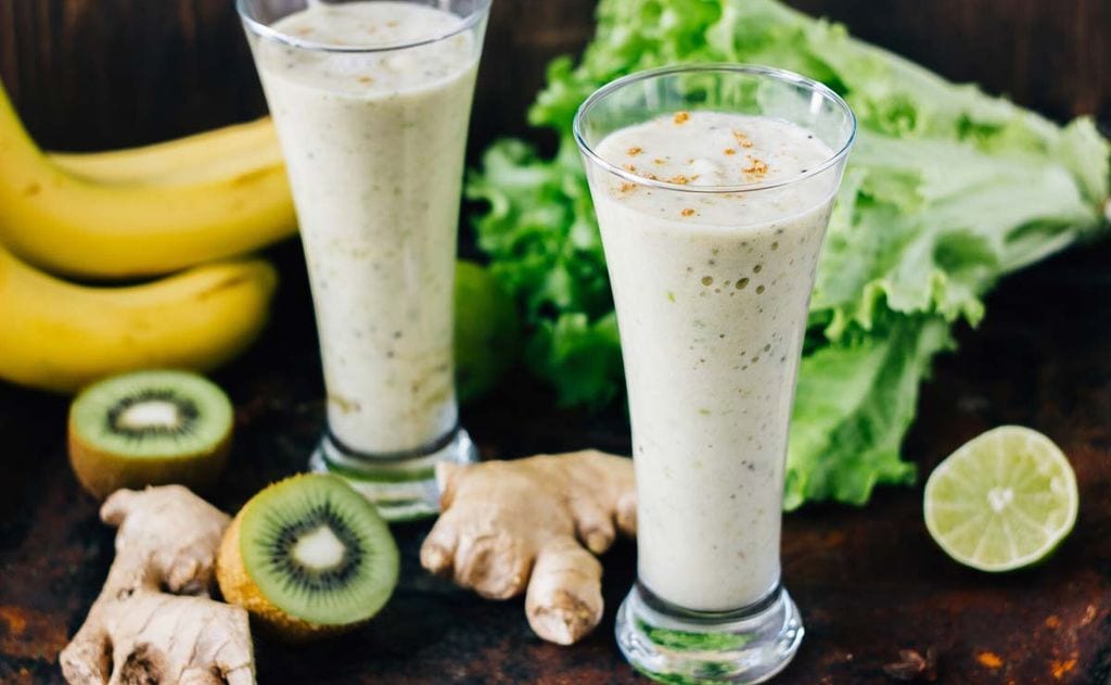 'Lassi' de plátano y kiwi con lima, jengibre y cúrcuma