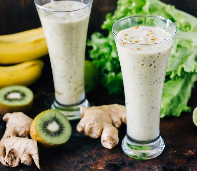 'Lassi' de plátano y kiwi con lima, jengibre y cúrcuma