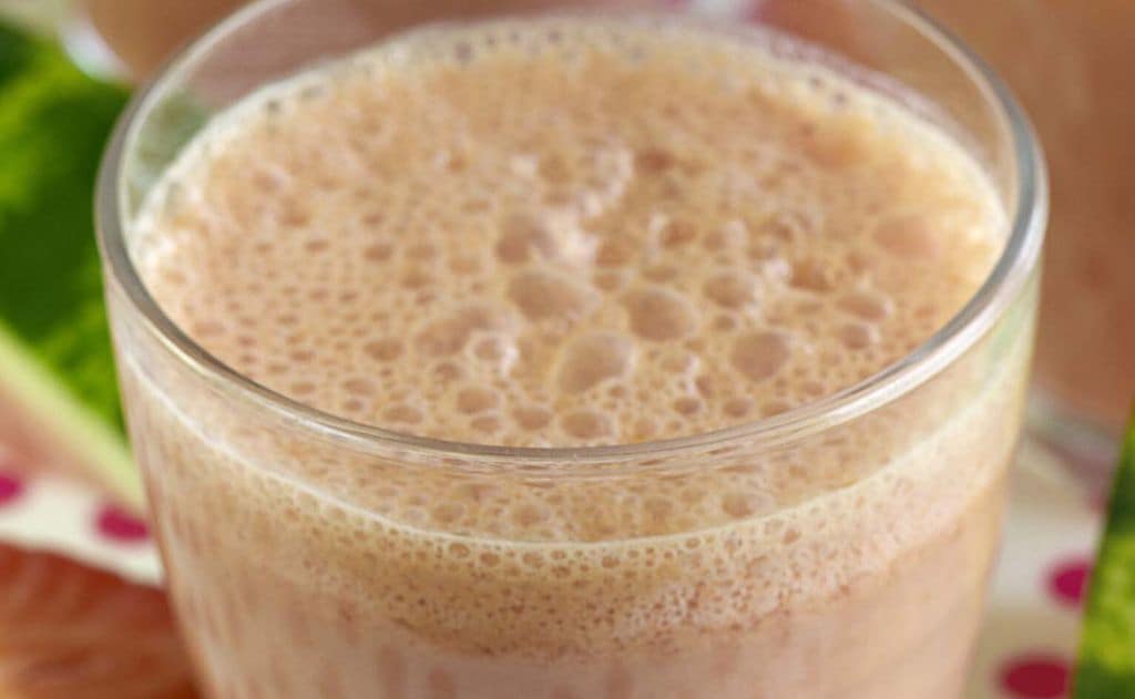 'Lassi' de fresa, sandía y bayas de goji