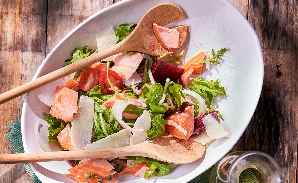 Ensalada de 'Parmigiano Reggiano', trucha ahumada y remolacha