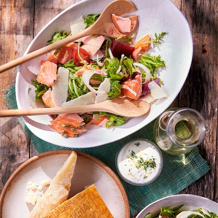 Ensalada de 'Parmigiano Reggiano', trucha ahumada y remolacha Ensalada de 'Parmigiano Reggiano', trucha ahumada y remolacha