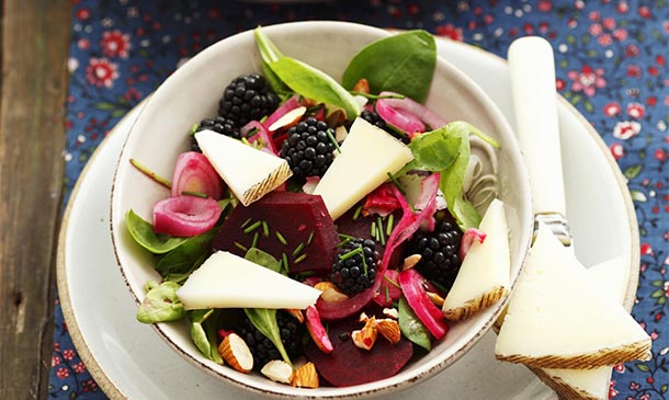 Ensalada de moras, queso manchego, almendras y remolacha Ensalada de moras, queso manchego, almendras y remolacha