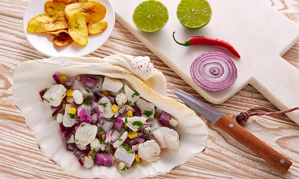 Ceviche clásico de lubina con patacones Ceviche clásico de lubina con patacones