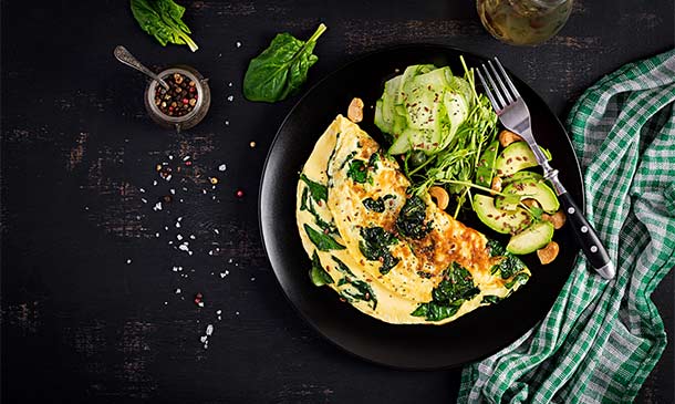 Tortilla de espinacas con aguacate y pepino Tortilla de espinacas con aguacate y pepino