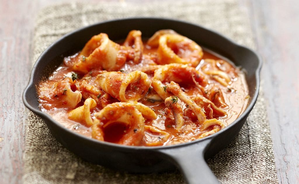 Calamares con tomate al vino blanco