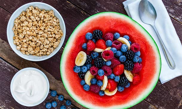 Sandía rellena de frutos rojos con yogur y granola