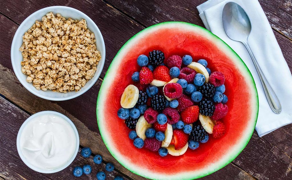 Sandía rellena de frutos rojos con yogur y granola