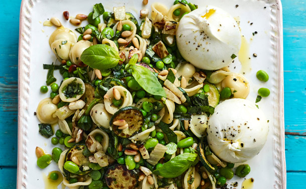 Ensalada de pasta con calabacín y burrata Ensalada de pasta con calabacín y burrata