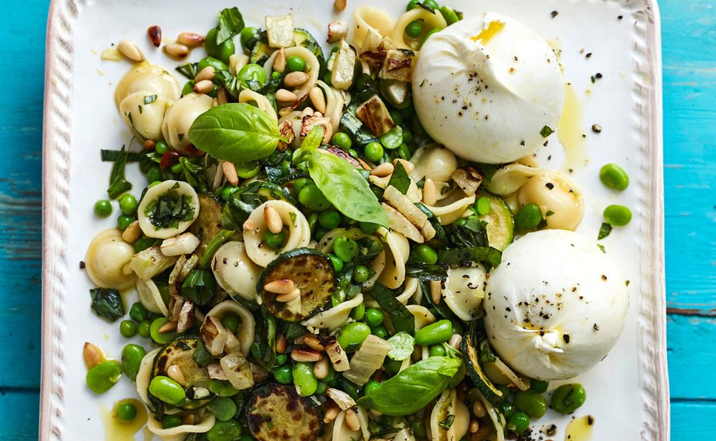 Ensalada de pasta con calabacín y burrata