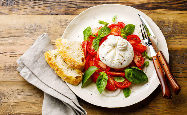 Ensalada de burrata, tomates y albahaca Ensalada de burrata, tomates y albahaca