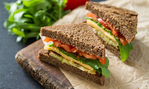 Sándwich integral vegetal con queso Sándwich integral vegetal con queso