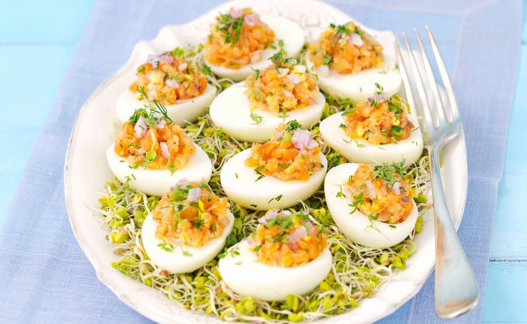Huevos rellenos de salmón