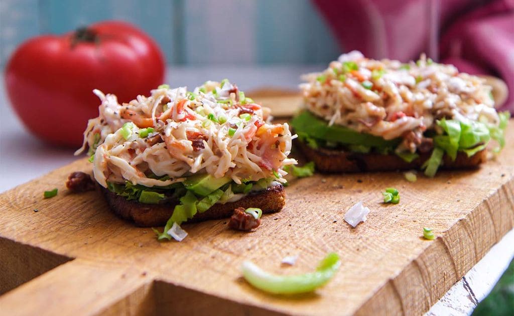 Pincho de ensalada de cangrejo con nueces