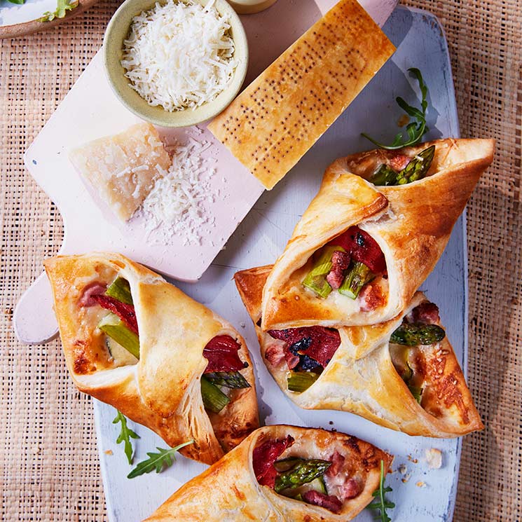 Bocaditos de 'Parmigiano Reggiano' con pimiento asado y panceta-image