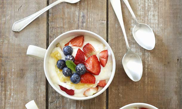 Yogur con 'lemon curd' y frutos del bosque
