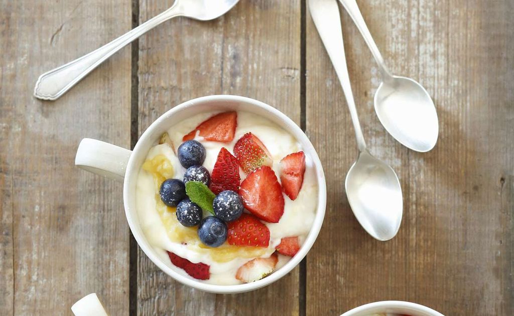 Yogur con 'lemon curd' y frutos del bosque