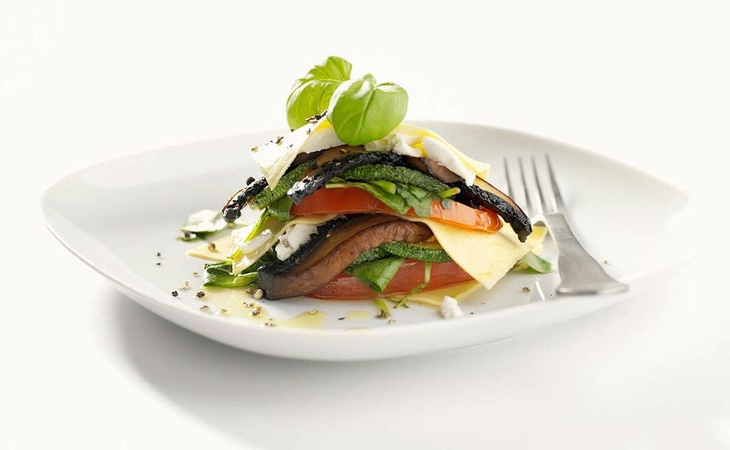 Lasaña fría de berenjena con tomate y queso