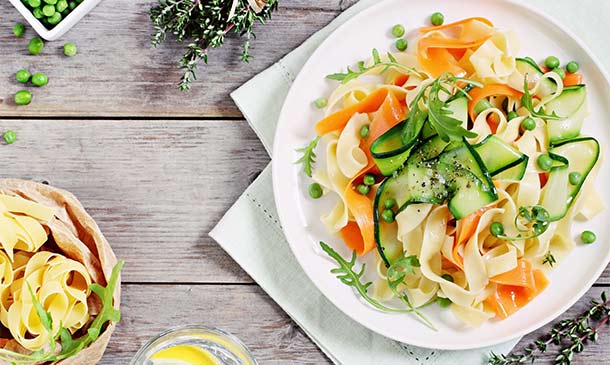 Ensalada de tiras de calabacín con pasta y zanahoria Ensalada de tiras de calabacín con pasta y zanahoria