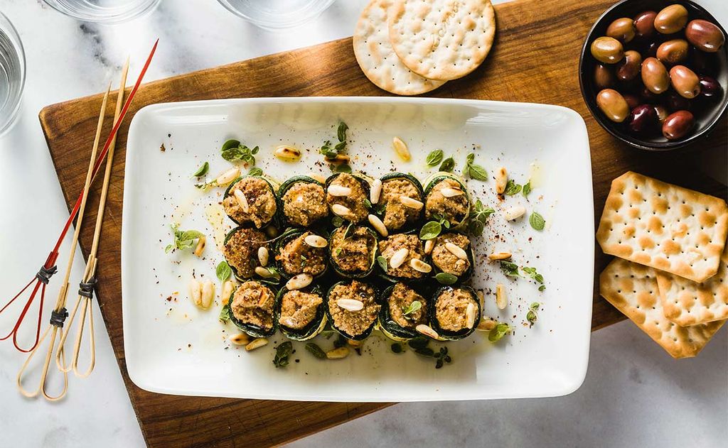 Rollitos de calabacín rellenos de 'tapenade' con piñones y menta