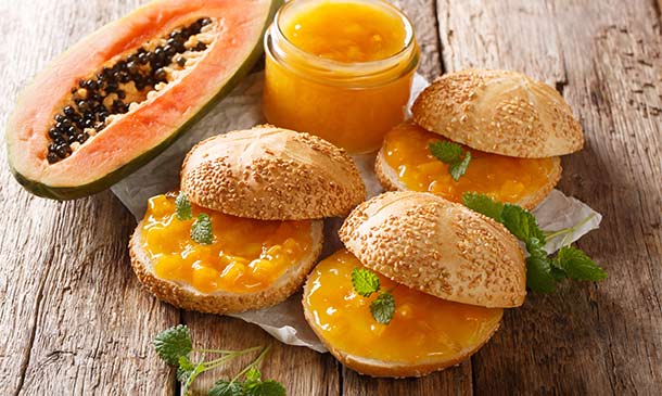 Bollitos de pan con mermelada de papaya y queso crema Bollitos de pan con mermelada de papaya y queso crema