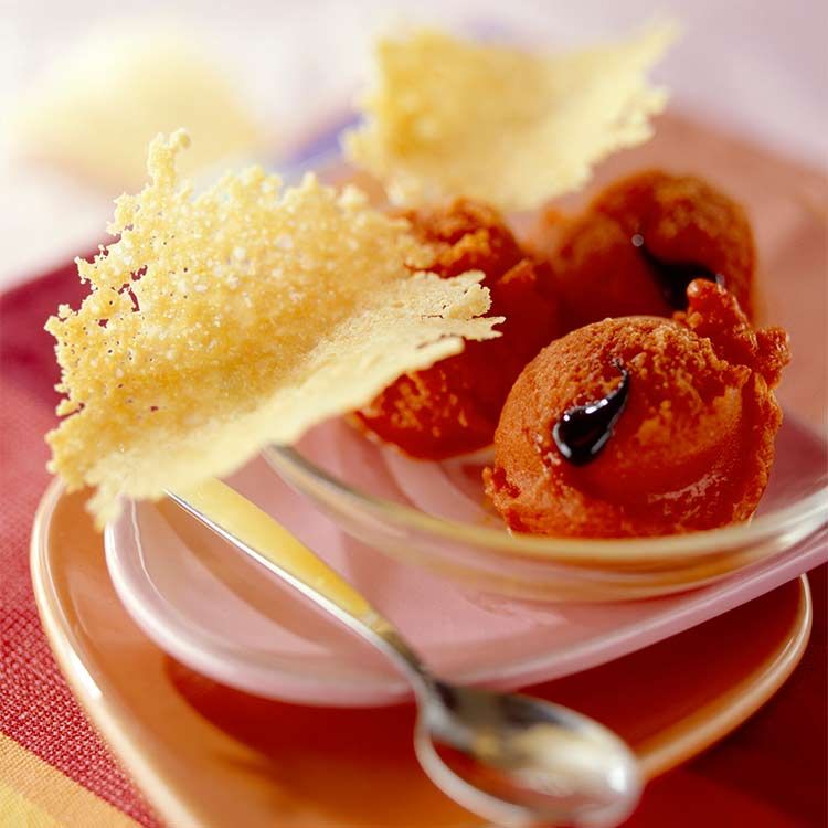Helado de pimientos del piquillo con teja de parmesano Helado de pimientos del piquillo con teja de parmesano
