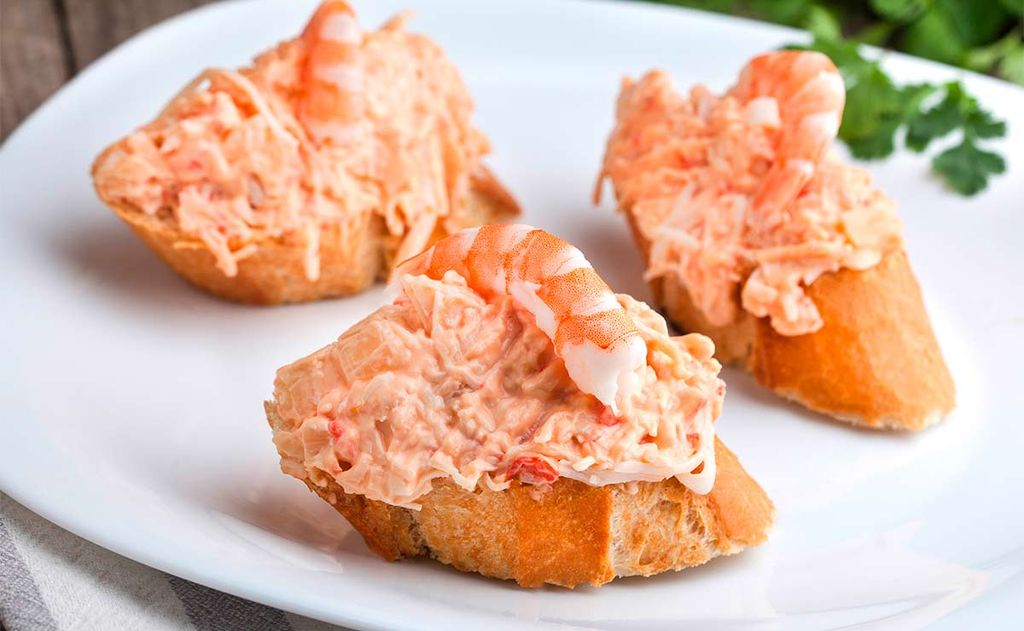 Pinchos con ensaladilla de cangrejo, salsa rosa y gambas