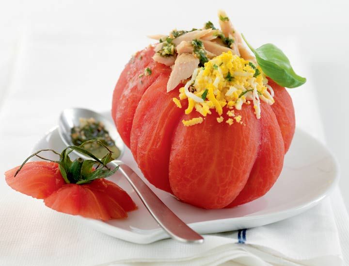 Tomate 'Corazón de buey' relleno de ensaladilla a la albahaca Tomate 'Corazón de buey' relleno de ensaladilla a la albahaca