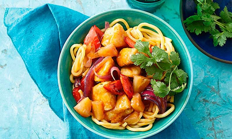 Fideos con pescado crujiente en salsa de piña