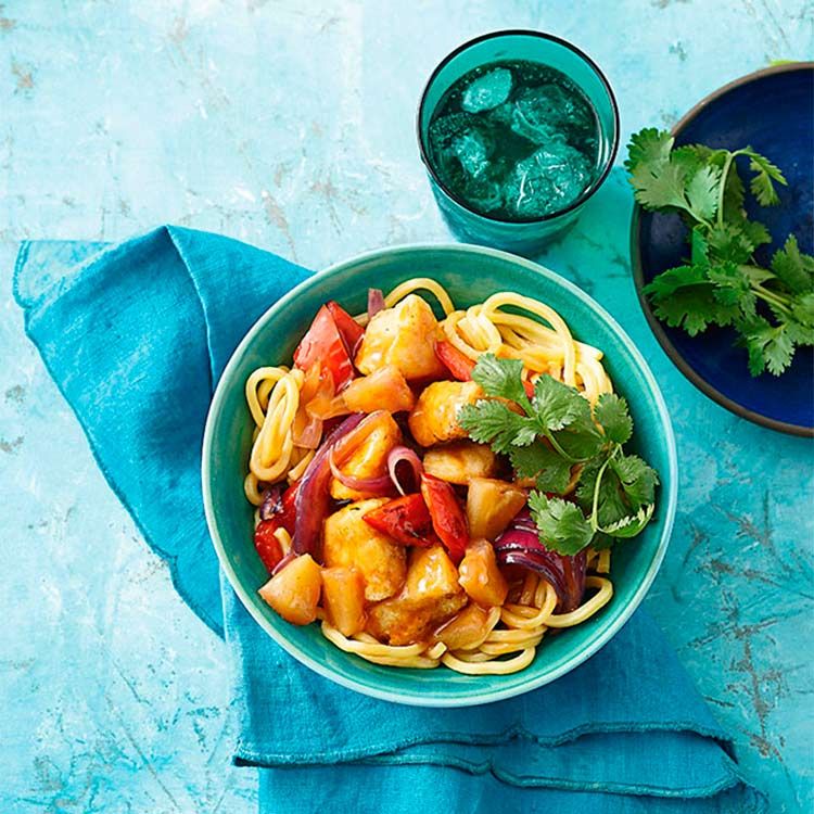 Fideos con pescado crujiente en salsa de piña