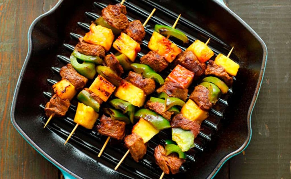 Brochetas de cerdo adobado con piña y pimiento