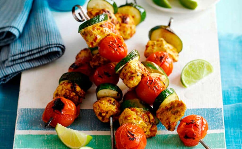 Brochetas de pollo especiado con tomatitos cherry y calabacín
