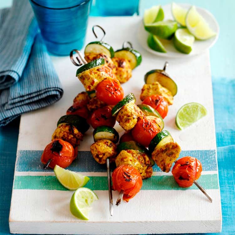 Brochetas de pollo especiado con tomatitos cherry y calabacín