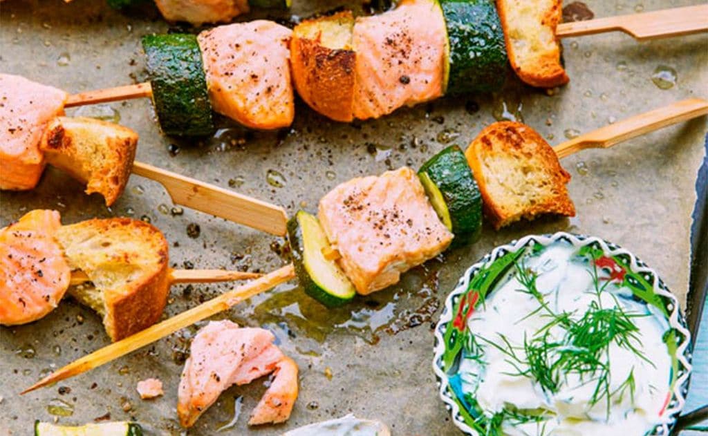 Brochetas de salmón con calabacín y salsa de eneldo