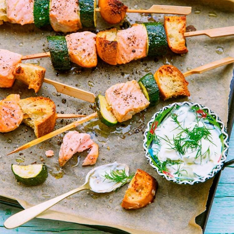 Brochetas de salmón con calabacín y salsa de eneldo Brochetas de salmón con calabacín y salsa de eneldo
