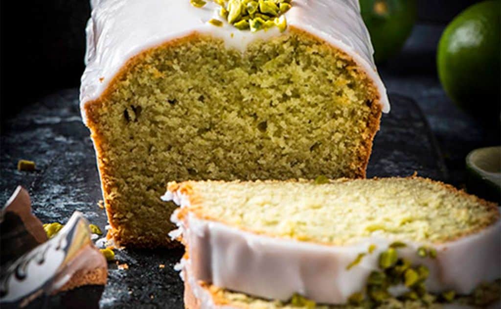 Bizcocho de aguacate con glaseado de lima y pistachos