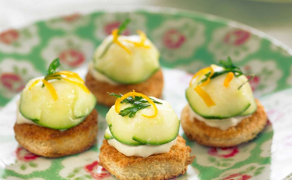 Mini tostas de brandada de bacalao con calabacín