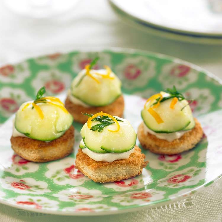 Mini tostas de brandada de bacalao con calabacín Mini tostas de brandada de bacalao con calabacín