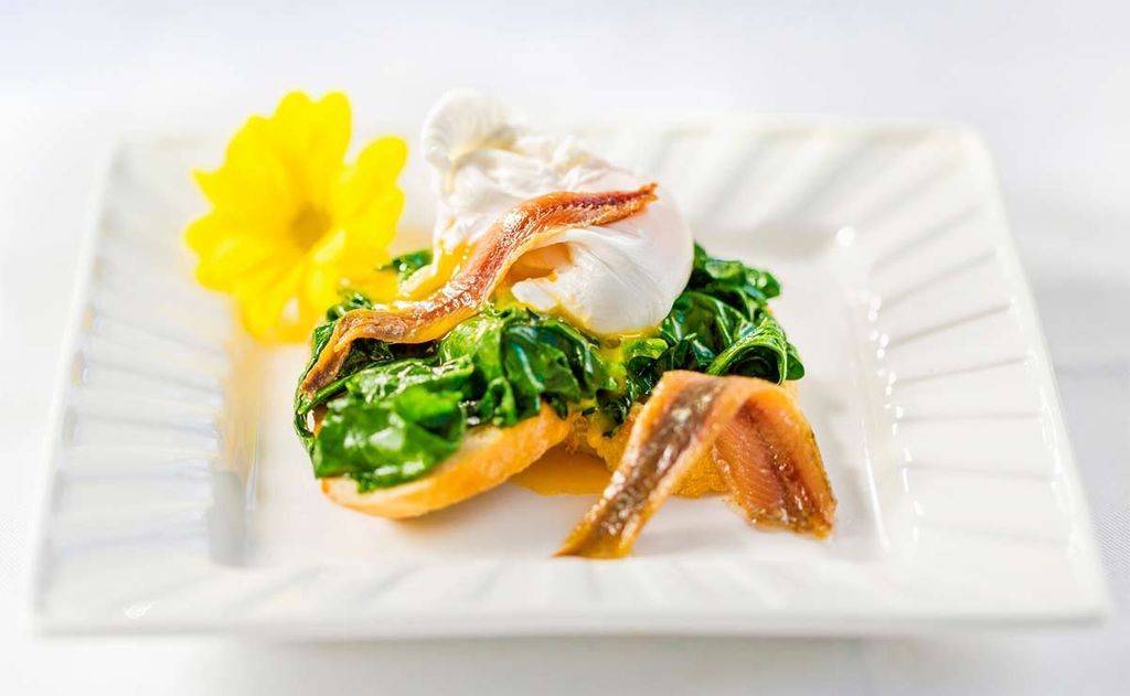 Tosta de anchoas con huevo escalfado y espinacas