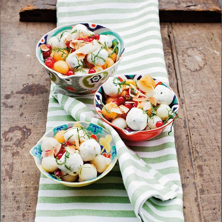 Ensalada de melón con 'mozzarella', grosellas y coco Ensalada de melón con 'mozzarella', grosellas y coco