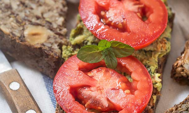 Tostadas de pan de frutos secos con tomate y aguacate Tostadas de pan de frutos secos con tomate y aguacate