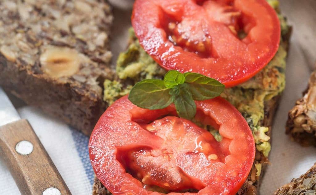 Tostadas de pan de frutos secos con tomate y aguacate