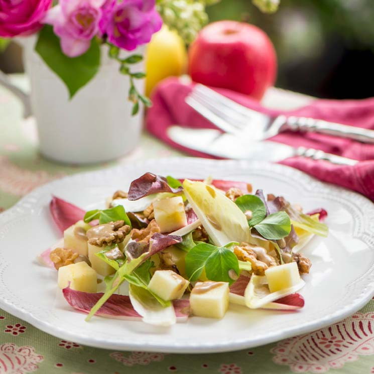 Ensalada de manzana y nueces con salsa de cacahuete