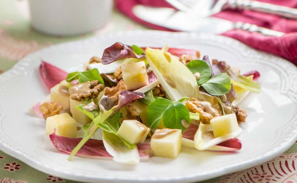 Ensalada de manzana y nueces con salsa de cacahuete