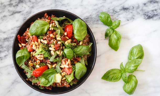 Ensalada de arroz integral con brócoli, tomate y lentejas