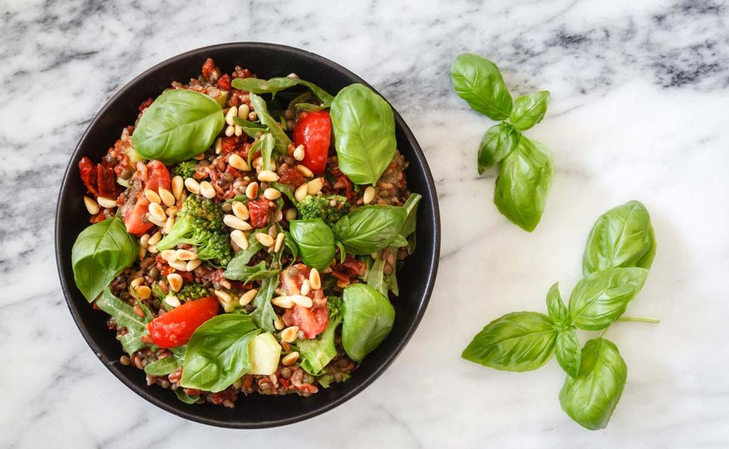 Ensalada de arroz integral con brócoli, tomate y lentejas